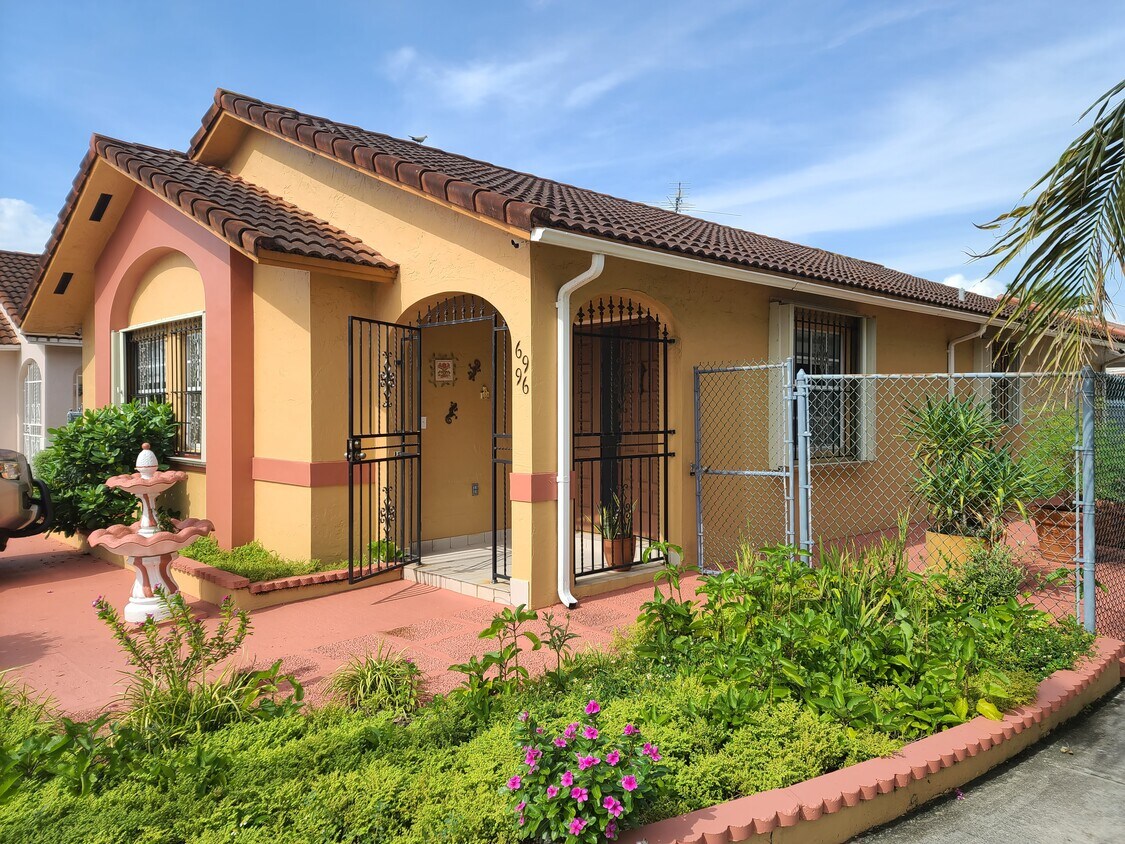 front of the house/casa frontal - 6996 W 24th Ct