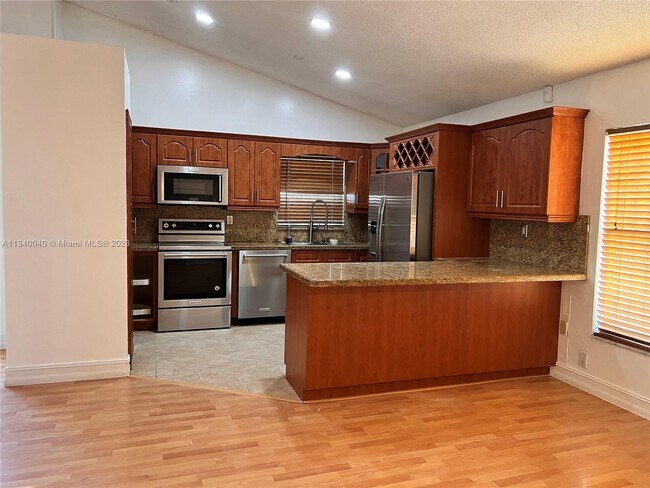 Foto del edificio - 18645 NW 54th Ct
