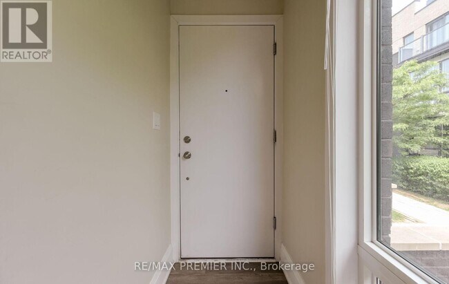 Photo du bâtiment - 30-30 Fieldway Rd
