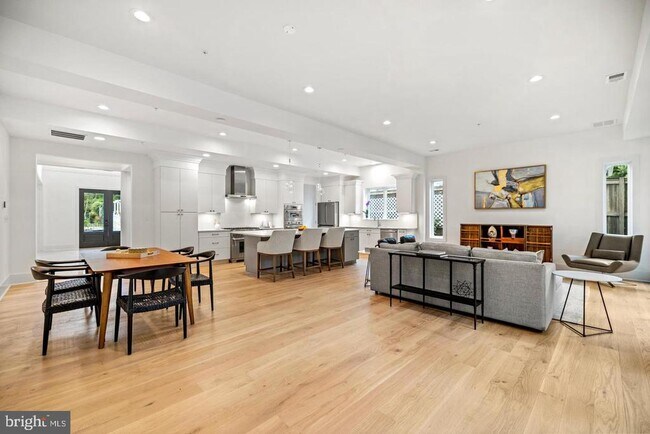 Foto del edificio - 8609 Woodbrook Ln
