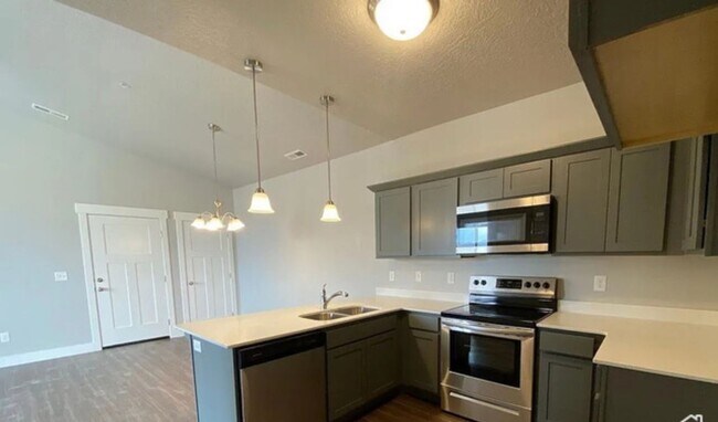 Building Photo - Beautiful 3 bedroom 2 Bathroom Condo *Inte...