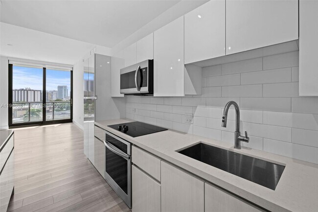 Foto del edificio - 101 Diplomat Pkwy