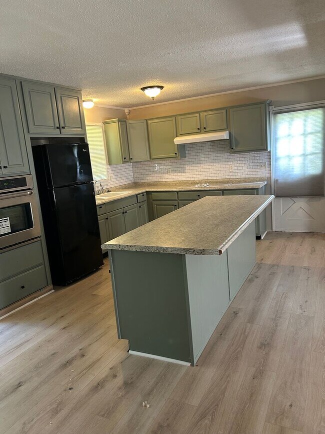 Building Photo - Newly Updated Rental in Great Location! Pe...