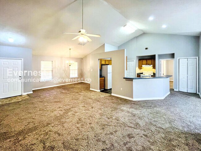 Foto del edificio - 3 Bed, 3 Bath Home with Garage / Pet-Friendly / Available Now!