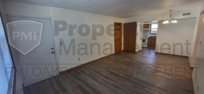 Foto del edificio - Lower 2 Bedroom Apartment