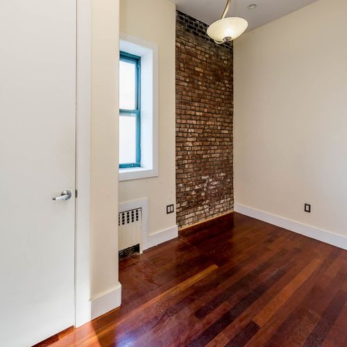 Building Photo - 126 Grattan St