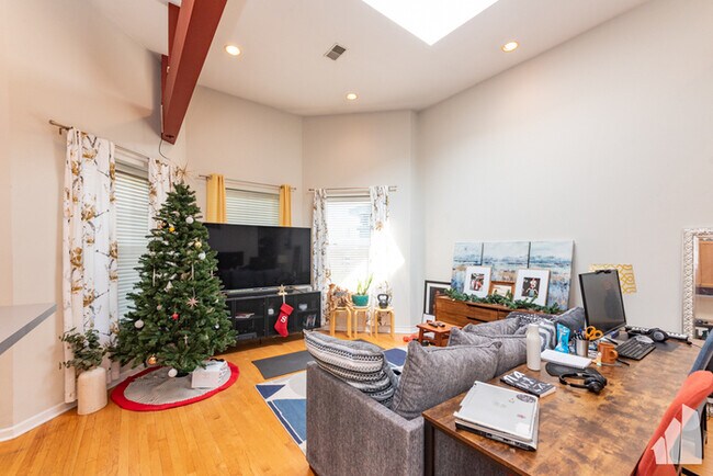 Building Photo - Huge 1 bedroom condo with hardwood floors ...