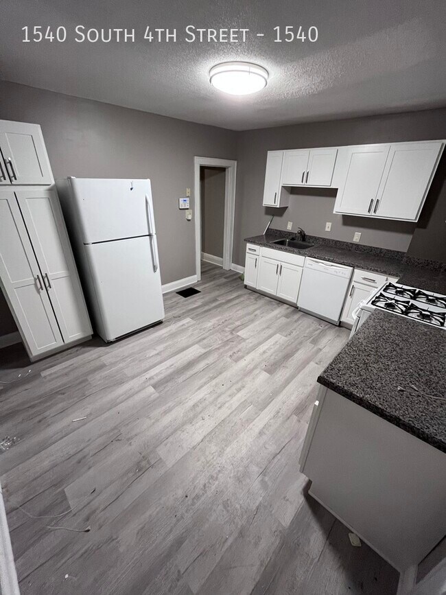 Foto del edificio - Huge Merion Village 3-Bed Duplex!