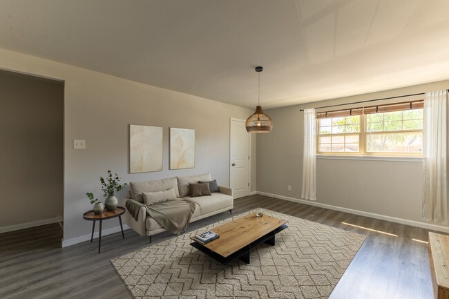 Building Photo - Emerald Ridge