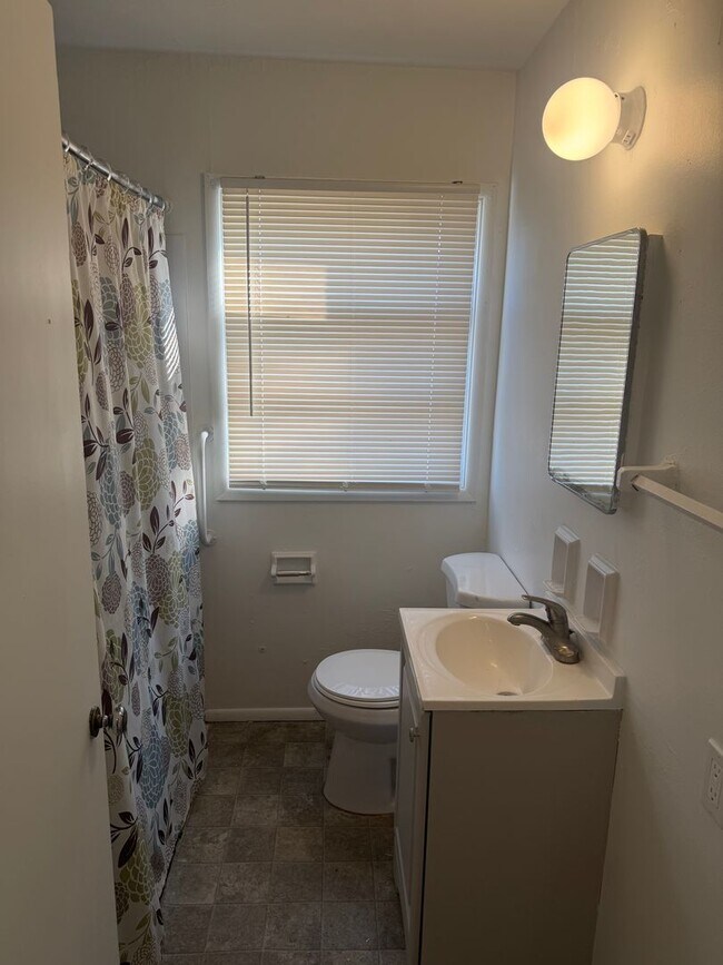 Foto del edificio - Single family 3 bedroom home Thurston Woods Area. On the bus line