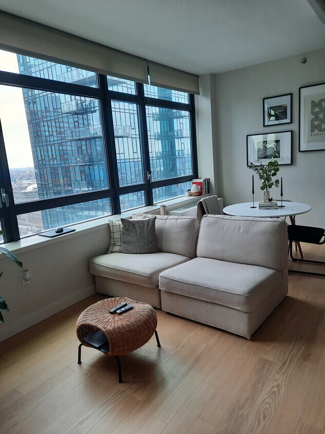 angle shot of living room, there are non obstructive amazing views of points south east - 4428 Purves St