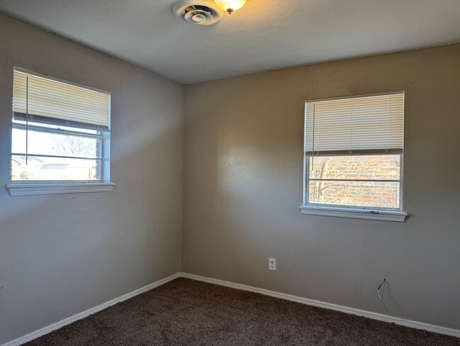 Building Photo - 4626 NW Ozmun Ave