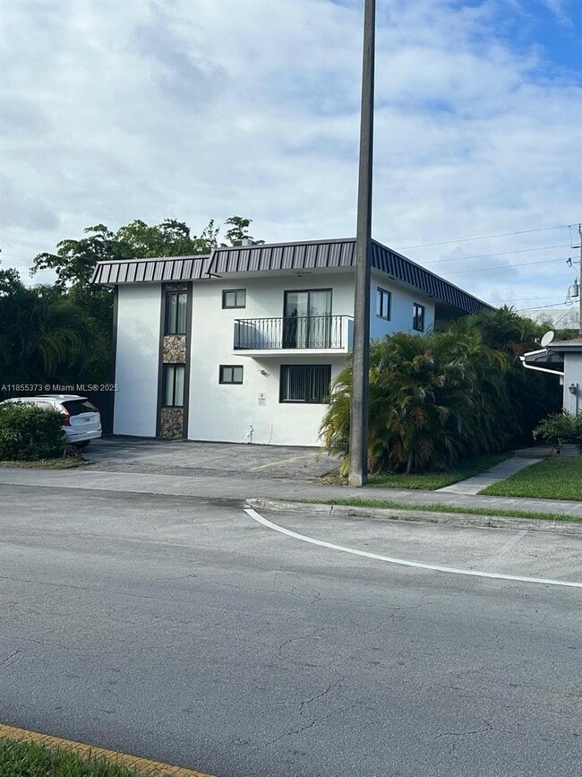Foto del edificio - 2379 NE 172nd St