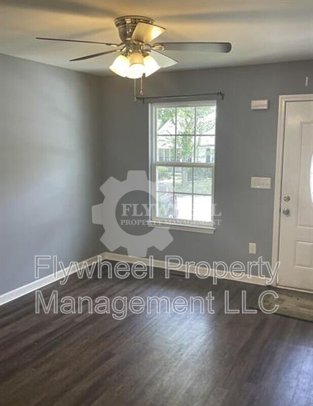 Building Photo - 690 19th Ave W