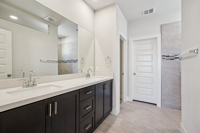 Building Photo - 7041 Hayes Horizon