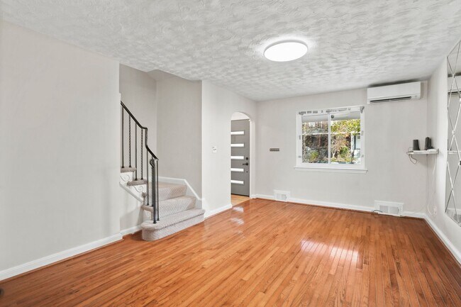 Building Photo - Brentwood Beauty