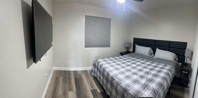 Foto del edificio - 4760 Voltaire St