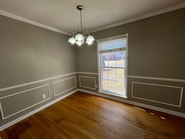 Foto del edificio - Renovated 4 Bedroom 2 Bath Home with Carport and Double Garage!!