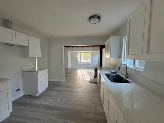 Foto del edificio - Charming Woodland Hills3+2  Home completely remodeled