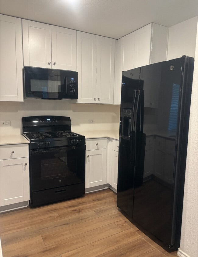 Building Photo - Modern 4-Bed, 4-Bath Home in Pflugerville