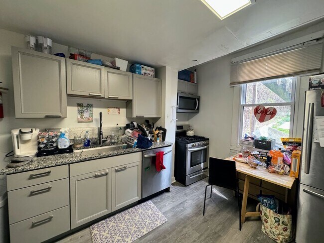 Foto del edificio - Large 5 bed 2 full bath - central air, dis...