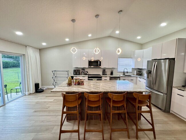 Foto del edificio - Stylish 3-Bedroom Home with Solar Panels, Modern Upgrades & Pet-Friendly