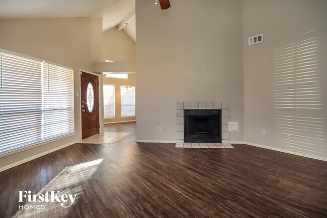 Foto del edificio - 15610 Riverside Grove Dr