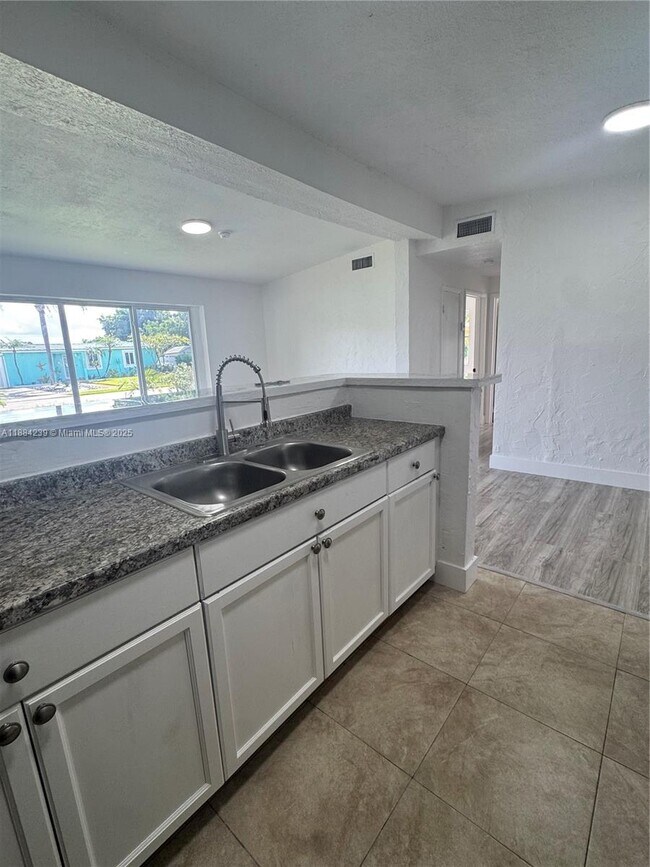 Foto del edificio - 4341 NE 18th Ave