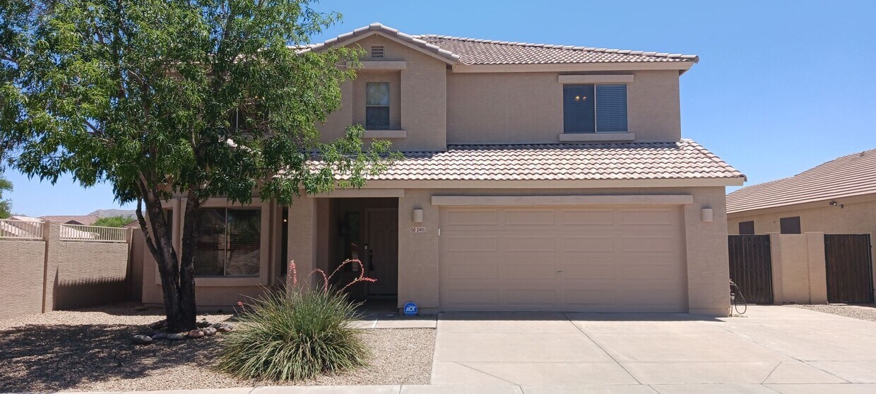 Foto principal - Spacious Two Story 4 Bed/3 Bath with Large...