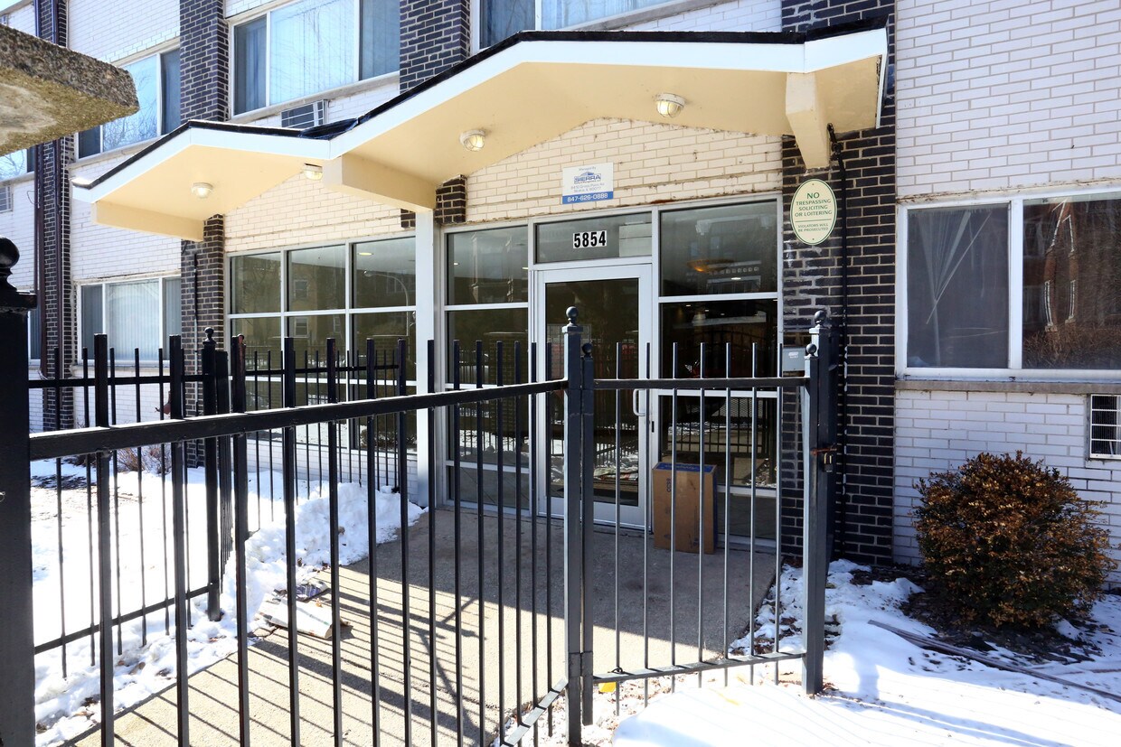 Building Photo - 5854 N Kenmore Ave