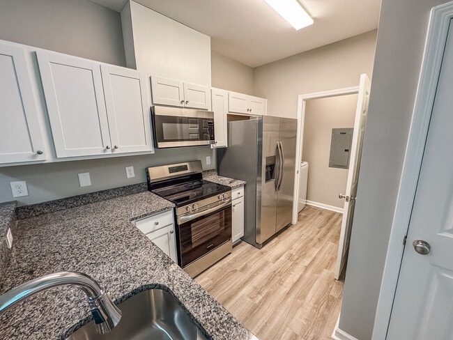 Building Photo - Pine Court