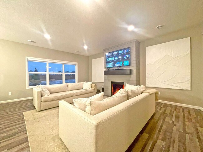 Foto del edificio - Elegant New Fireplace Home with 4 BRs on O...