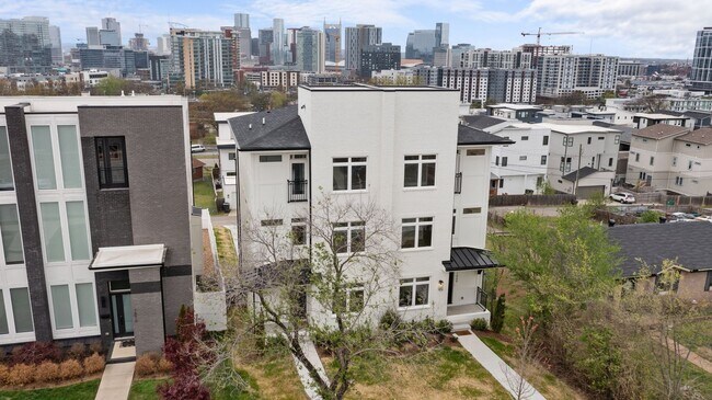 Foto del edificio - Nashville. Spotless & never been lived in 4BR/4.5BA home + separate office