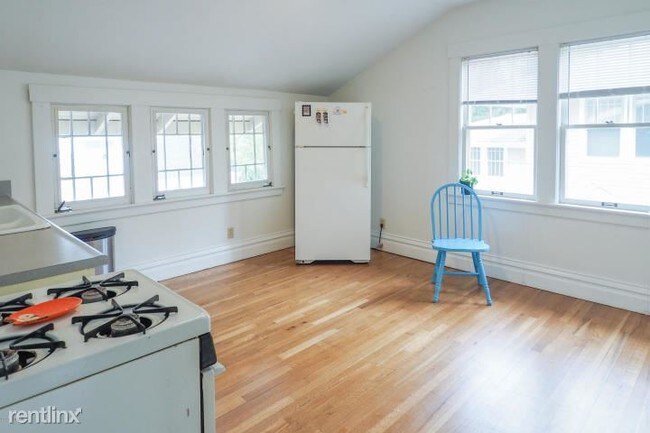 Building Photo - 1 br, 1 bath Duplex - 2324 Oakland Dr