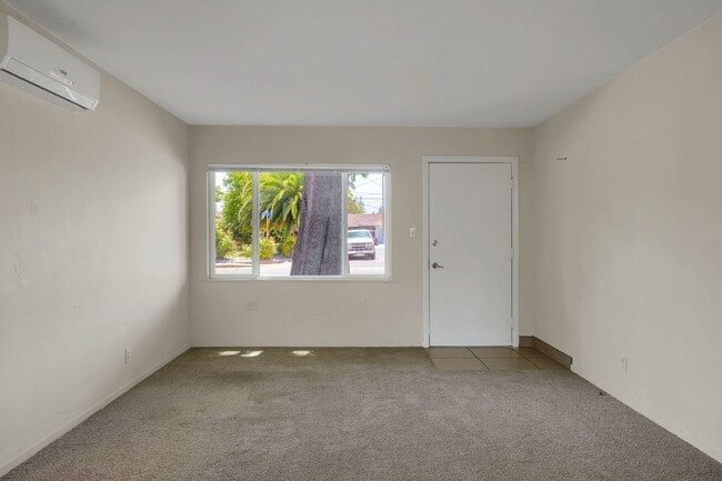 Building Photo - Charming 2 Bed 1 Bath Duplex Unit with Beautifully Landscaped Backyard