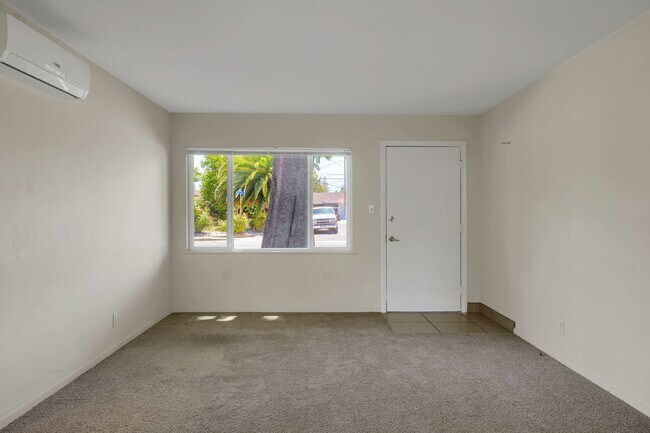 Foto del edificio - Charming 2 Bed 1 Bath Duplex Unit with Beautifully Landscaped Backyard