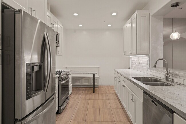 Building Photo - 930 N Doheny Dr