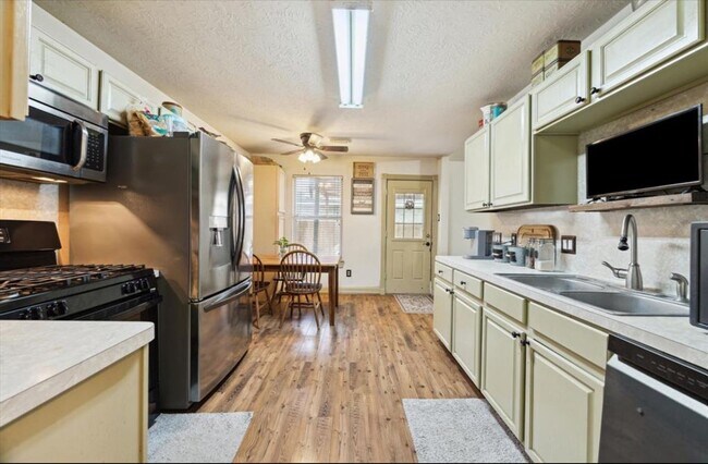 Foto del edificio - 25023 Birnam Wood Blvd