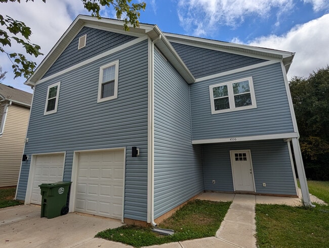 Foto del edificio - Room in House on Stone Mountain Dr