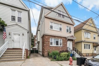 Building Photo - 172 W 49th St