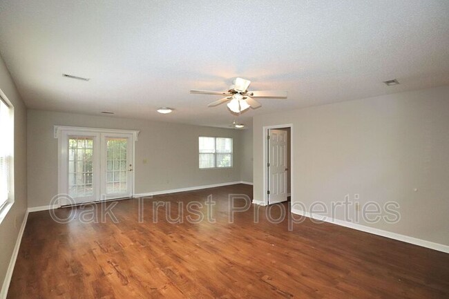 Building Photo - 733 Fort Johnson Rd