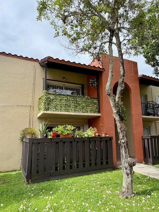 Building Photo - 10834 N Kendall Dr