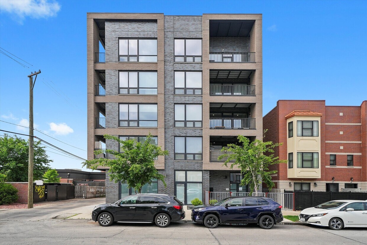 Primary Photo - 2342 W Adams St