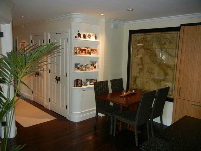 Foto del edificio - JUST LISTED!  2 br/2 ba Garden Oasis in Pacific Heights with Pool & Parking!/AMSI Maureen Couture