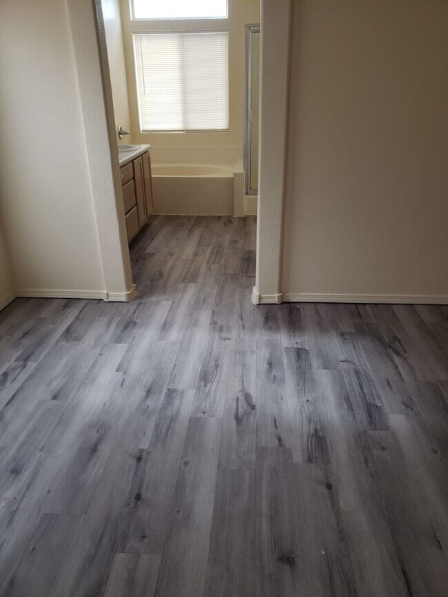 Building Photo - Westside  4 Bedroom 2 Bath with two car ga...