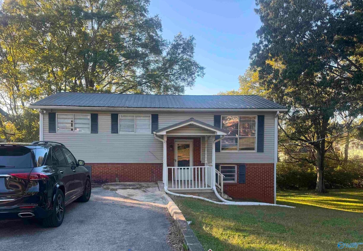 Primary Photo - 3201 Delia Ln NW