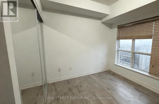 Photo du bâtiment - 909 Bay St.