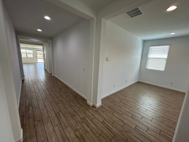 Building Photo - 2241 E Meadowview Ct