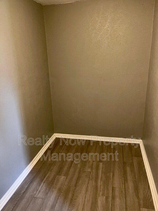 Foto del edificio - 10611 Massie Ave