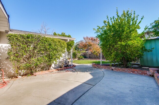 Foto del edificio - Hardwood Floors- Top Moreland SCH- SM Dogs Welcome- Close to Apple